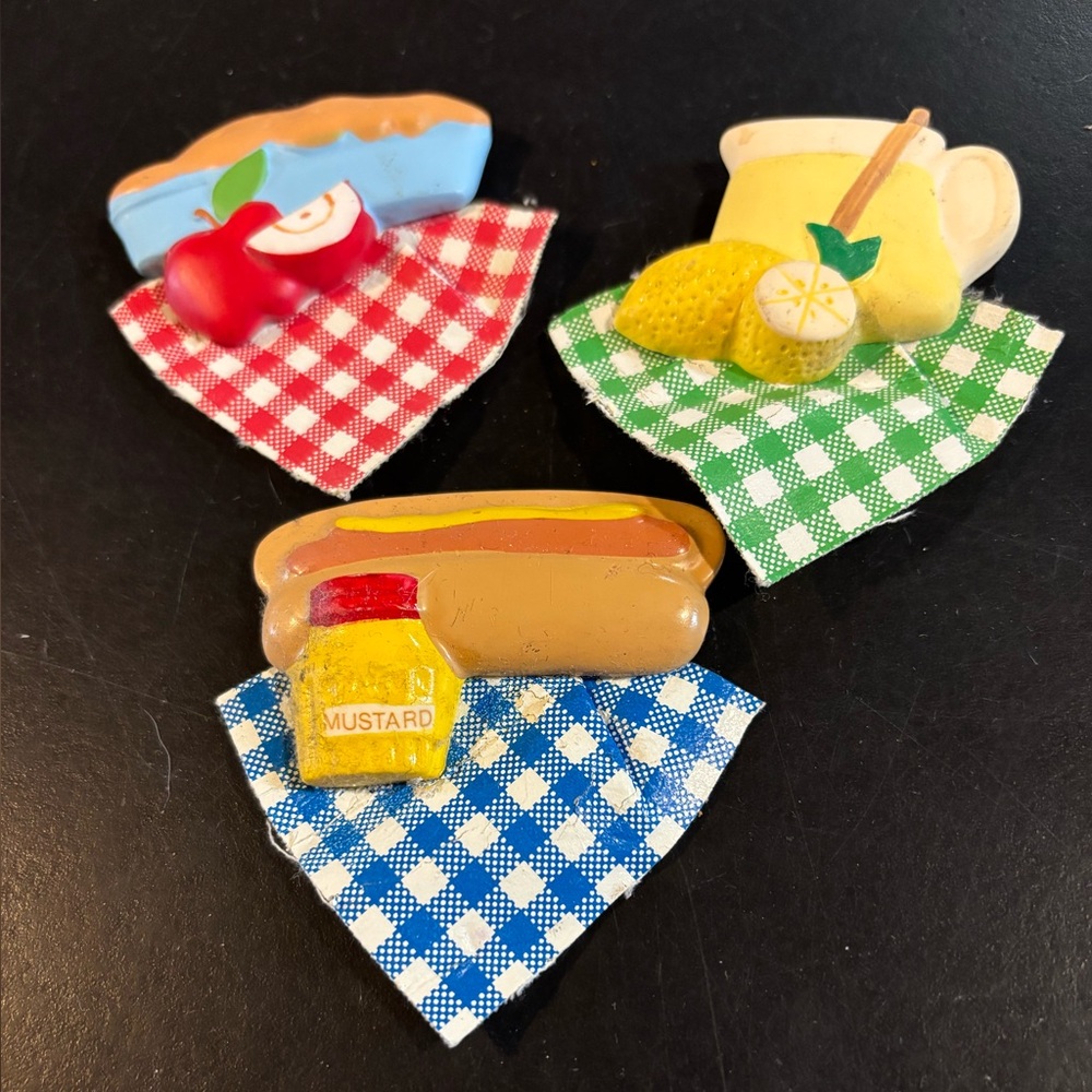 VINTAGE AVON LOT OF  3 PICNIC THEME MAGNETS HOT DOG LEMONADE APPLE PIE ORIG OWNE